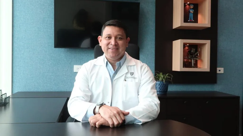 Dr. Edgardo Saavedra durante una consulta